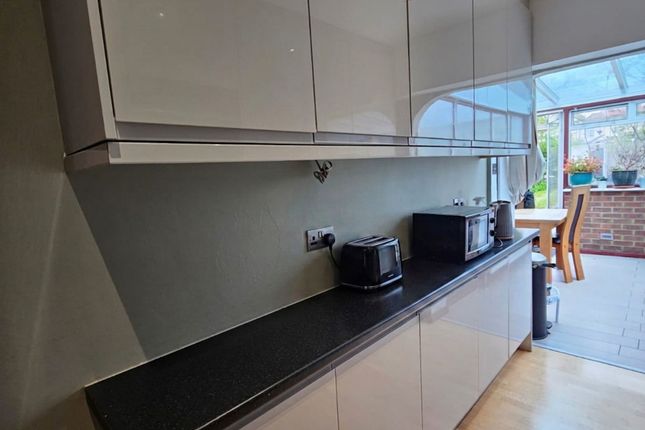 119 Lynton Road, Harrow photo 3