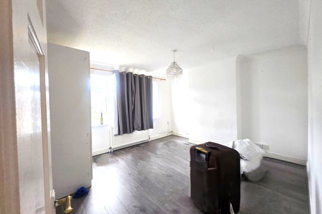 65, Oak Way, Feltham photo 3