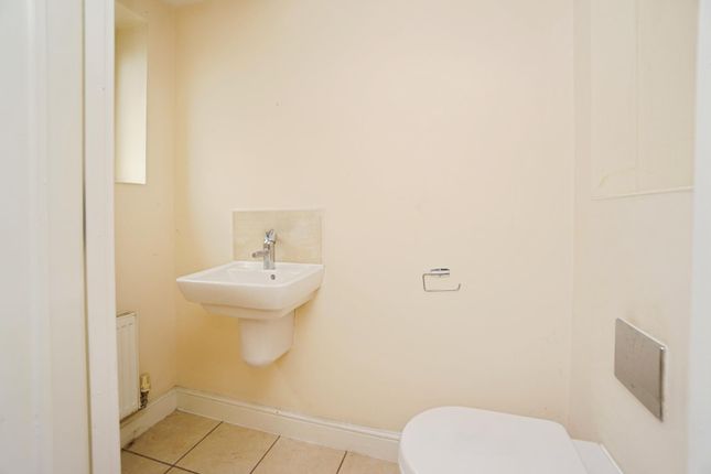 30, Holywell Heights, Sheffield photo 3