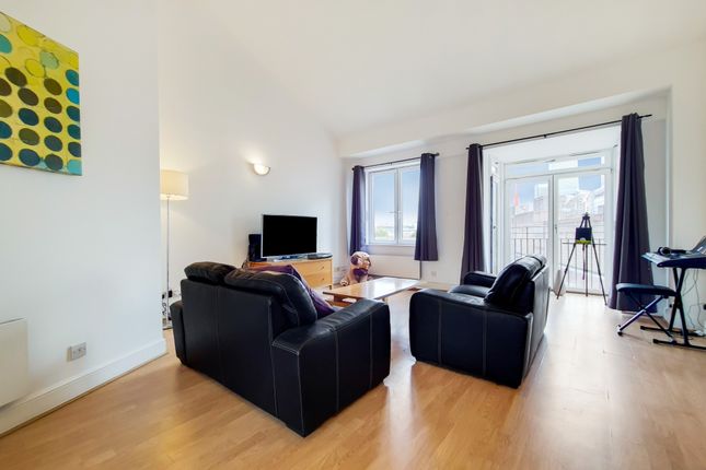 Town house to rent in Three Colt Street, London