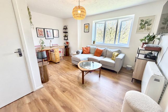 283, Foxdale Drive, Brierley Hill photo 3