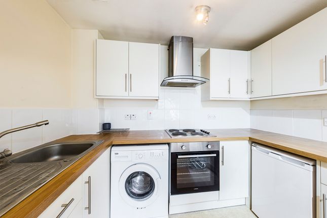 Flat to rent in Eaton Avenue, High Wycombe