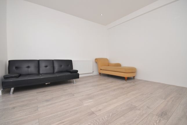 1X Brocket Way, Chigwell, London photo 2
