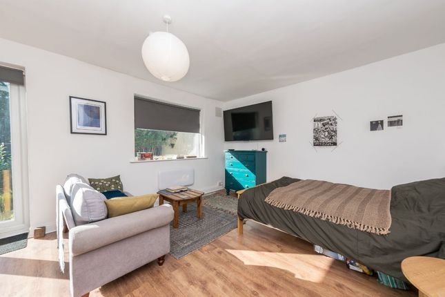 38 Southleigh Drive, Leeds photo 4