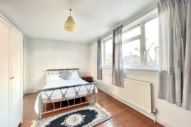 Flat 24, Foster Court, London photo 2