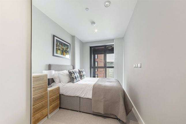 Flat for sale in Avalon Point, 1 Silvocea Way, London