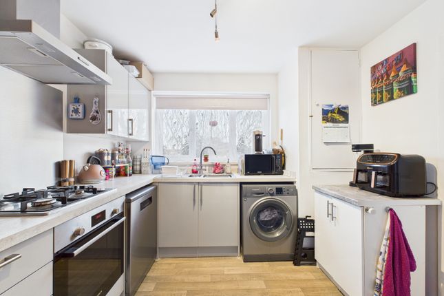 13, Garth Close, Bordon photo 4