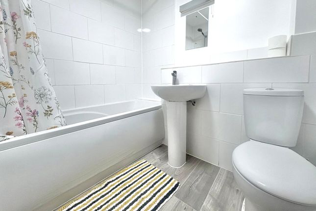 Flat 6, Kestrel House,, Weydon Lane, Surrey photo 4