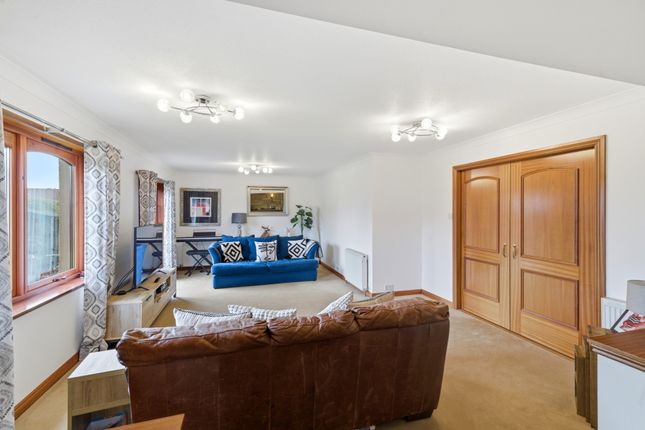 53, Hogarth Drive, Cupar photo 2