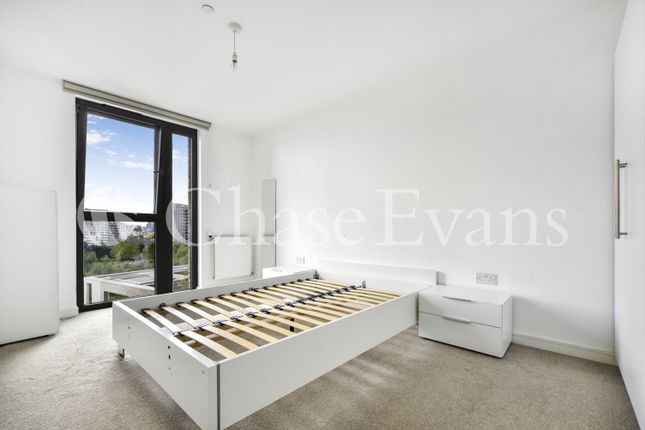 Flat to rent in Waterside Heights, Waterside Park, Royal Docks