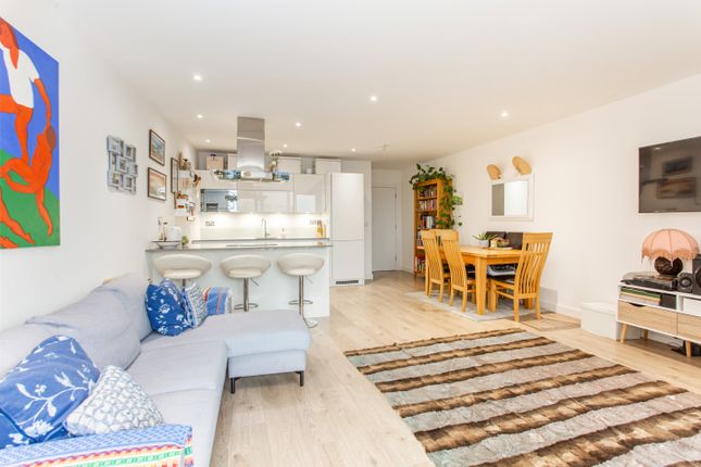 Flat for sale in St. Pauls Way, London