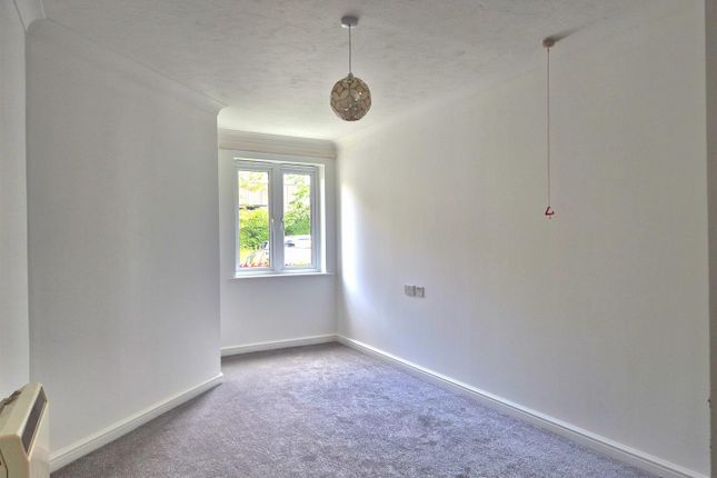 6 Eddington Court, Beach Road, Weston-Super-Mare photo 4