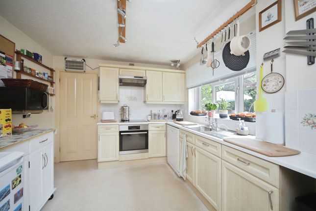 2, St. Peters Close, Ilminster photo 3