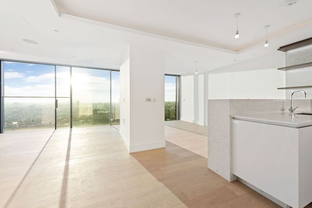 Flat to rent in Bollinder Place, Carrara Tower EC1V