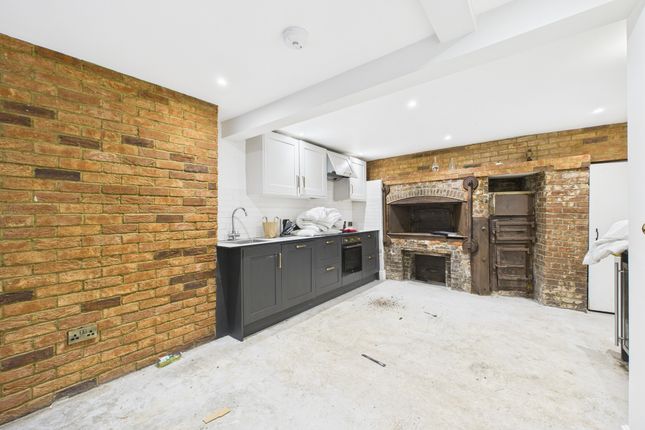 Cam04693G0-Pr0031-Still012