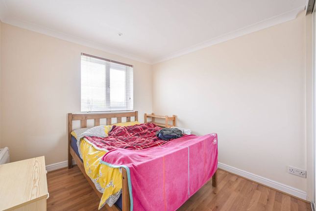 Flat to rent in Ferguson Close, Isle Of Dogs, London