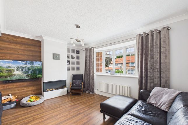 98 Wolsey Crescent, Croydon photo 3