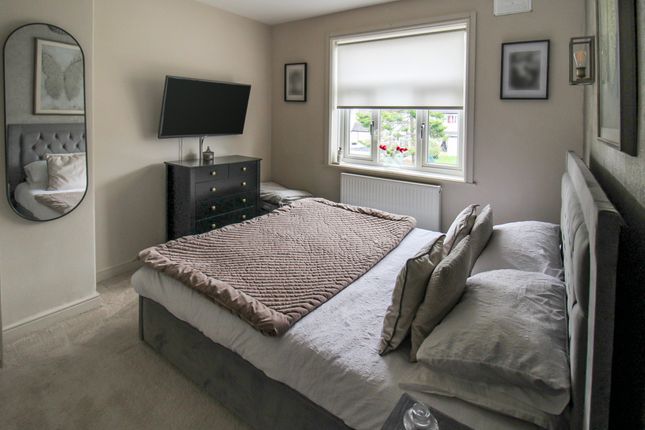 27, Rosslyn Grove, Keighley photo 4