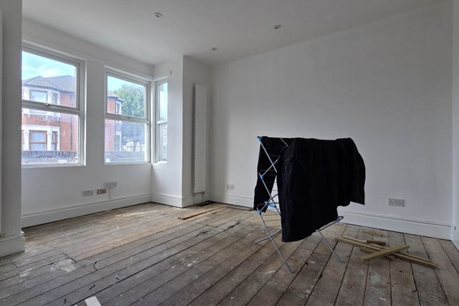 114, Sibley Grove, London photo 2