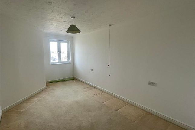 Flat for sale in Wharfside Close, Erith, Kent