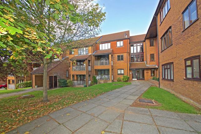 Eastbury Avenue, Northwood photo 3