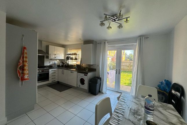 9, Edgeworth Close, Slough photo 3