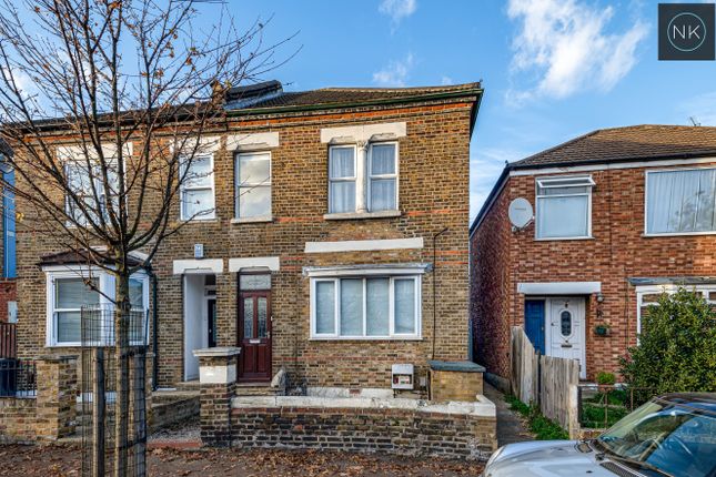 Flat for sale in Chigwell Road, South Woodford, London