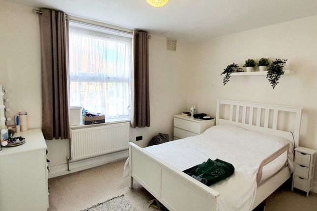 42, Hatfield Mead, Morden photo 3