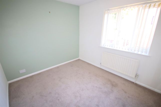 Terraced house to rent in Dovedale, Luton
