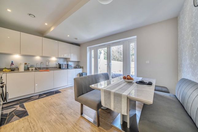 32, Beatrice Square, Surrey photo 2