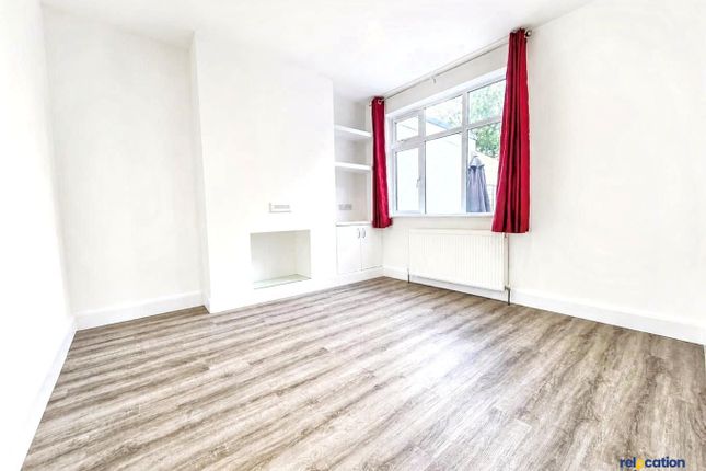 18 Marmion Avenue, Chingford photo 3