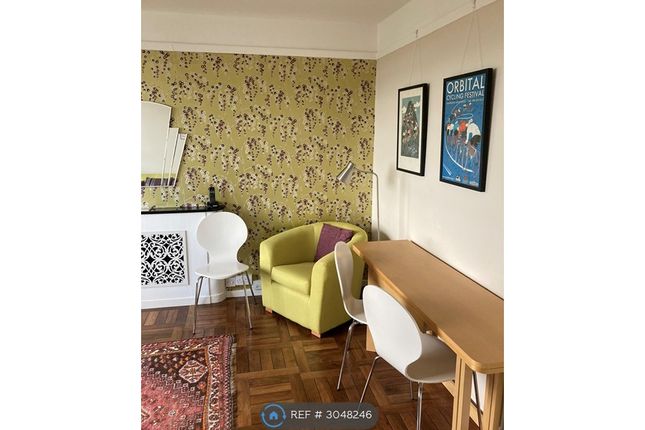 Flat, Dumbarton Court Brixton Hill, London photo 3