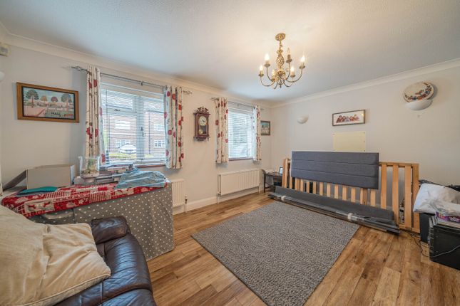 4A, St James Close, Surrey photo 4