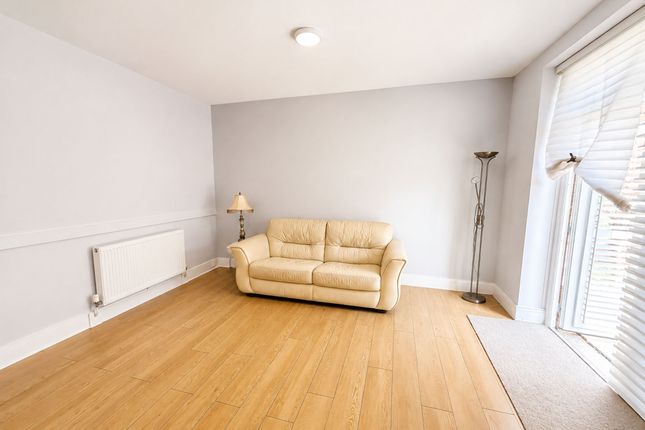 Flat 2, Fountain Court, Waltham Abbey photo 3