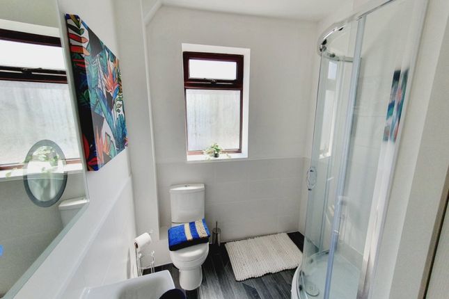 Room 2, 32 Raffles Road, Birkenhead photo 3