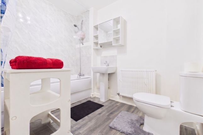 Flat 2, 24 Starboard Crescent, Chatham photo 4