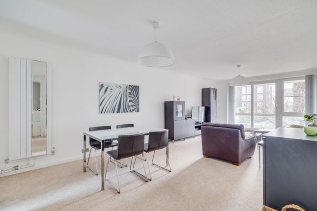 Flat for sale in Rosebank, Holyport Road