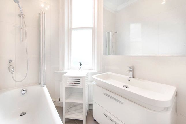 Flat 13, Thackeray House 1-3,, Culford Gardens, London photo 4