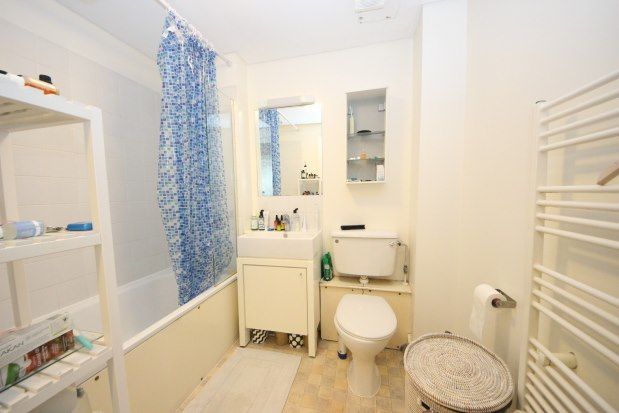Flat to rent in Marina Place, Kingston Upon Thames