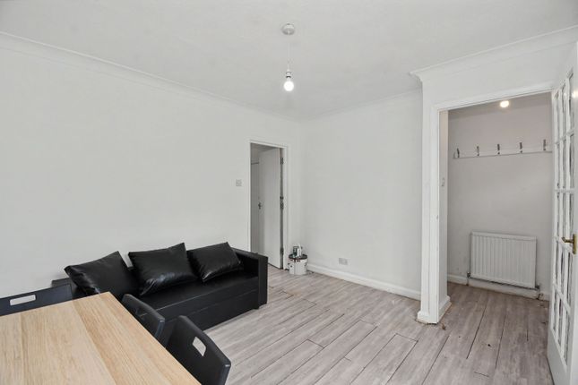 71 Moreland Avenue, Colnbrook photo 4
