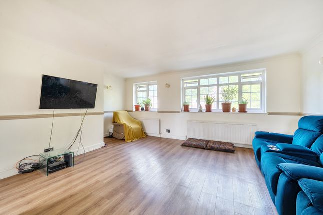 Flat 2, 5C, The Avenue, Pinner photo 2