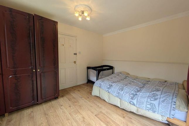 A Neat And Well-Maintained Double Bedroom Featurin...
