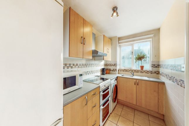 23 , Draycott Close, London photo 4