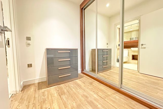 Flat to rent in Collet House, Wandsworth Road, London