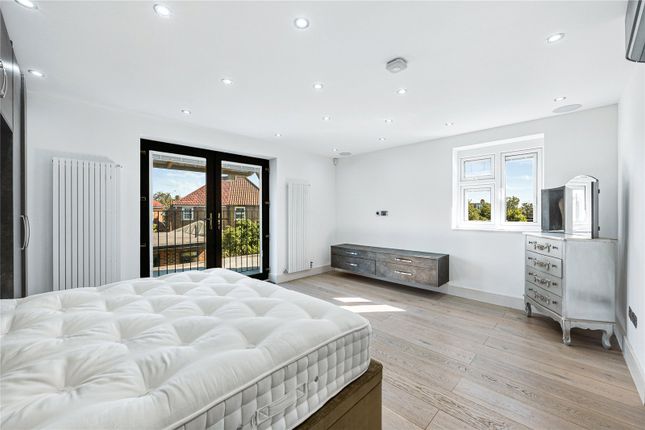 15, Saxon Drive, London photo 4