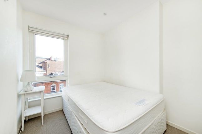 Flat to rent in Central Street, London