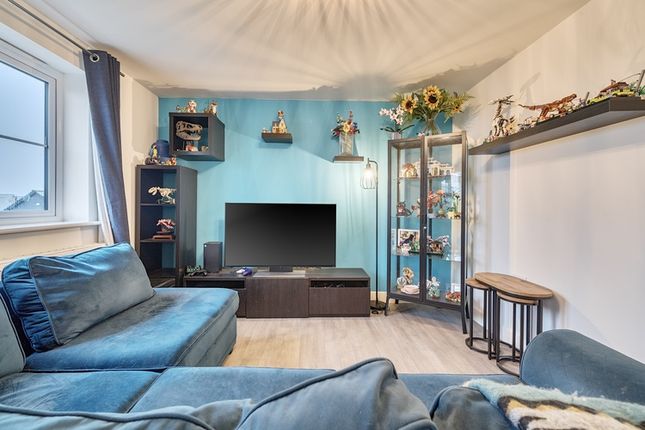 1-bed flat on 20 Barton Way Little Cotton Farm, Dartmouth, £70,000