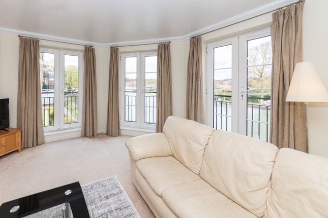 Flat to rent in Regents Riverside, Reading, Berkshire