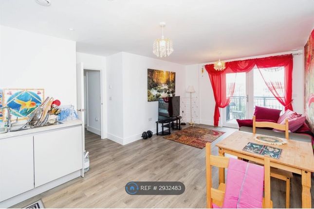 Flat, Television House Meridian Way, Southampton photo 5
