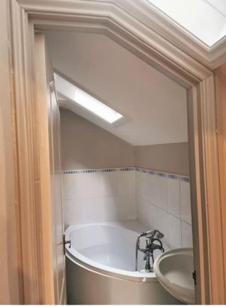 Flat 3, 2, High Street, Knighton photo 2